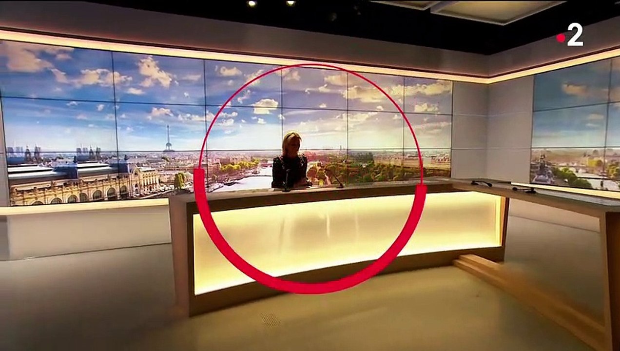 Le JT du "20 Heures" de France 2 présentée par Anne-Sophie Lapix depuis le studio du "19/20" de France 3 le lundi 3 juillet 2023.