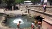 Sıcaktan bunalan çocuklar Anzele suyunda serinliyor