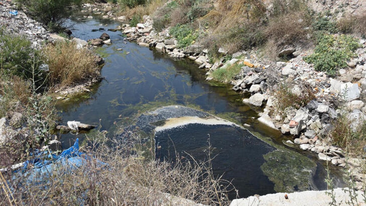 İzmir’in içme suyunu karşılayan baraj yakınına dökülen çöp ve moloza tepki