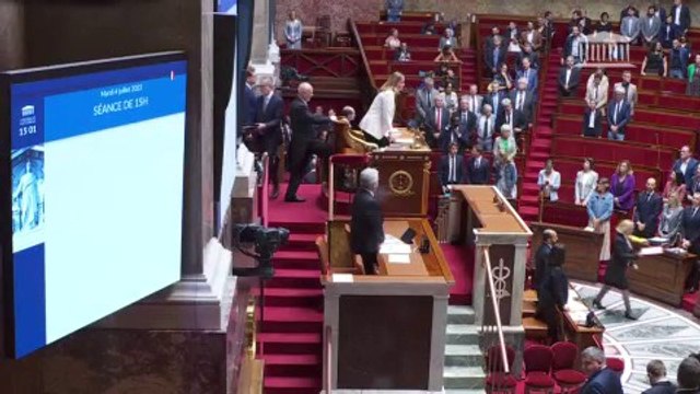 Après plusieurs nuits d'émeutes, le gouvernement répond aux questions des députés