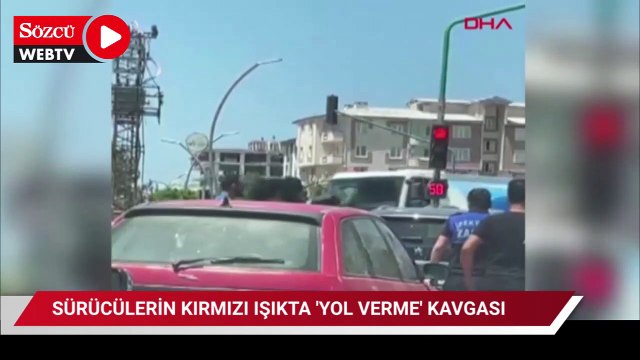 Sürücülerin kırmızı ışıkta 'yol verme' kavgası