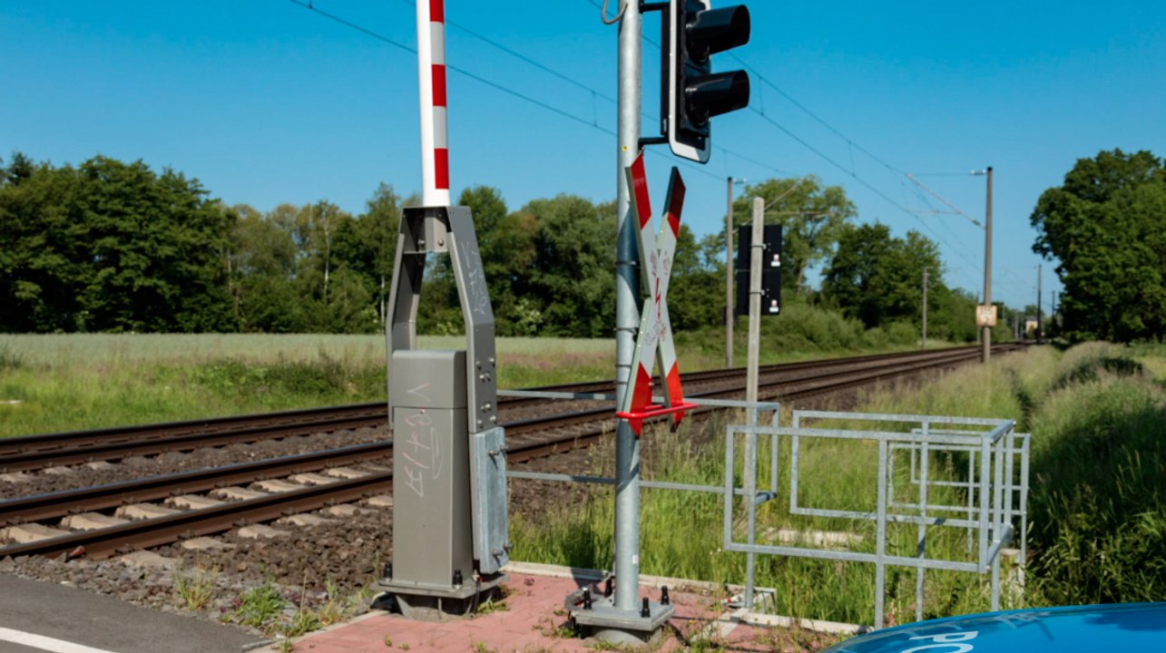 Traktor stößt mit Zug zusammen