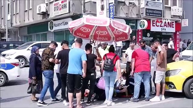 Yerde yatan yaralıyı şemsiye ile güneşten korudu