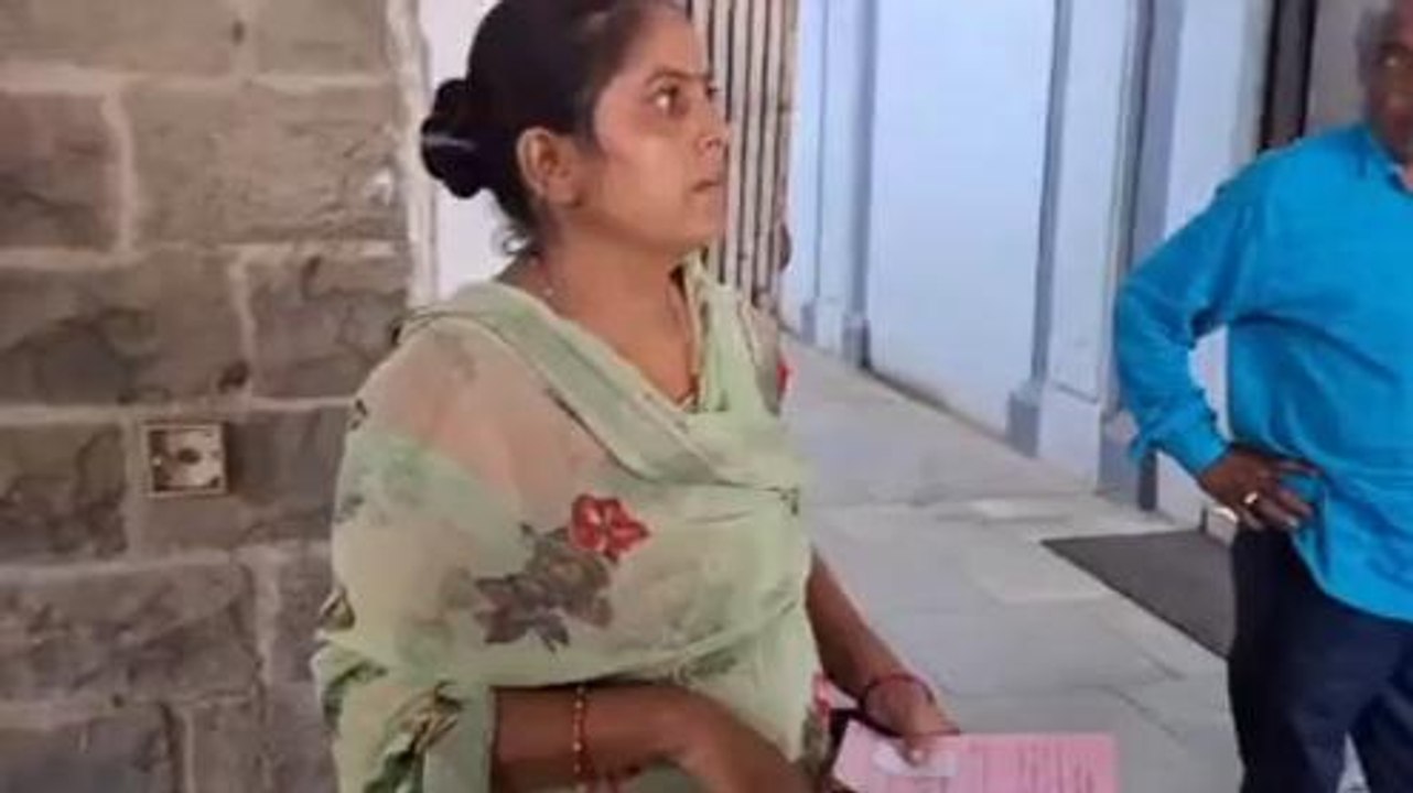 खंडवा: कलेक्ट्रेट पहुंची महिला ने कही ऐसी बात,प्रशासन के भी उड़े होश