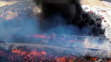 Fabrika yangını esnasında yaşanan patlama kamerada