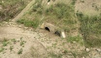 Moradores interditam estrada de Boqueirão, em Cajazeiras, para cobrar recuperação de canal soterrado