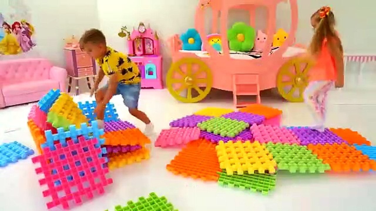 Diana and Roma Pretend Play with Toy Blocks