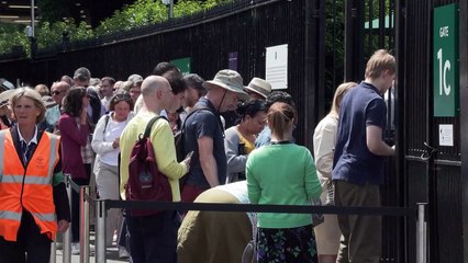 Le premier jour de Wimbledon attire de longues files d'attente