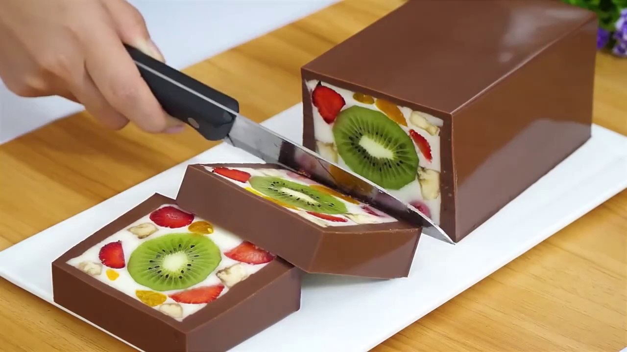 Do you have milk, chocolate and fruits! Make this incredibly delicious dessert