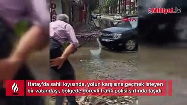 Polisten örnek davranış; depremzedeyi su basan caddeden sırtında taşıyarak geçti