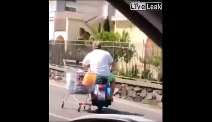 Cet homme flemmard revient des courses