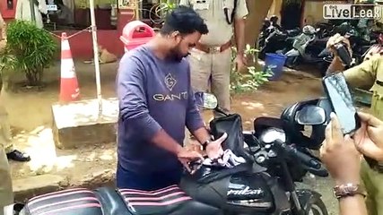 Regardez ce qu'il cache dans le reservoir de sa moto...