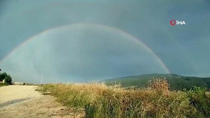 Arc-en-ciel et éclair après la pluie à Karabuk