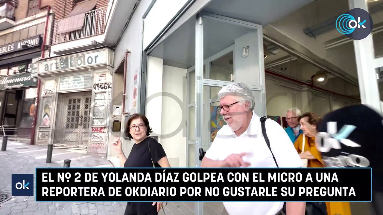 El nº 2 de Yolanda Díaz golpea con el micro a u...