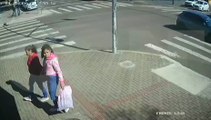 Câmera flagra momento em que idosa é atropelada no Centro