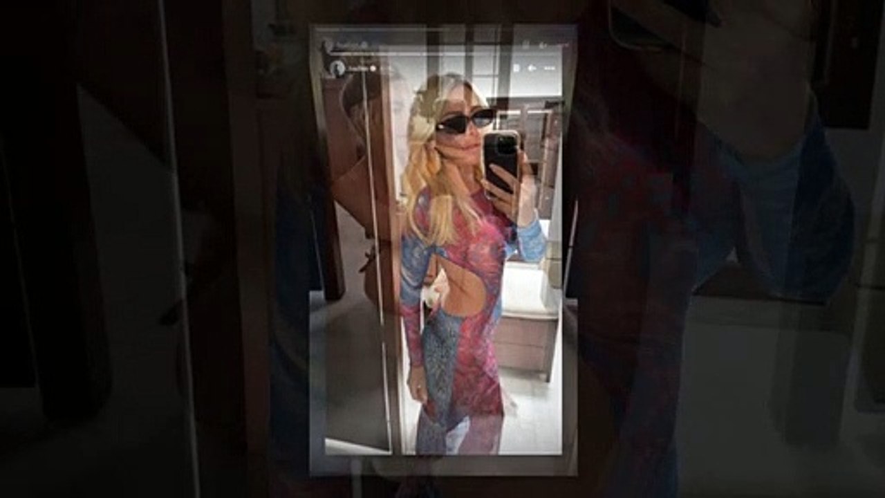 Hadise, qui ne se lasse pas de partager ses vacances, a cette fois posé en bikini devant le miroir.