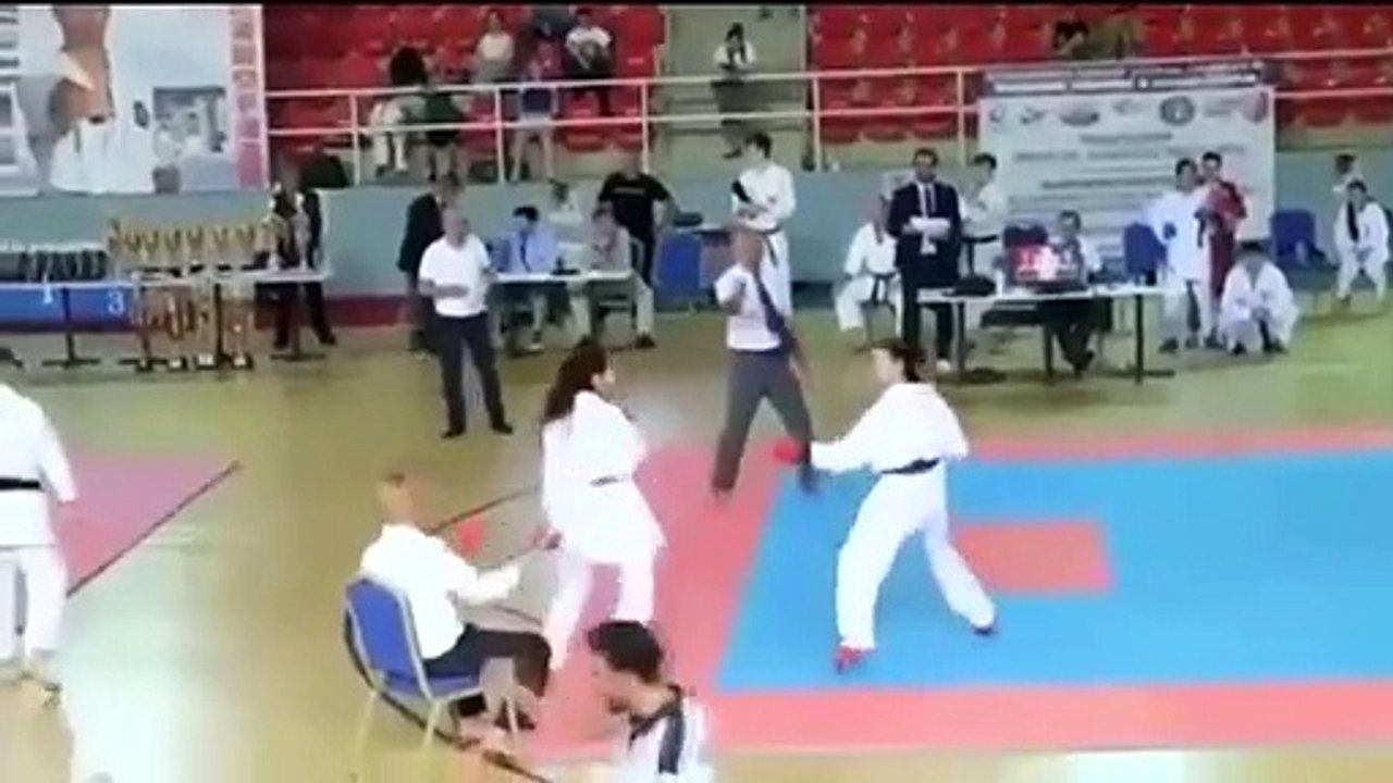 Acte scandaleux du karatéka arménien qui n'a pas pu digérer la défaite face à l'adversaire azerbaïdjanais qui lui a tendu la main.