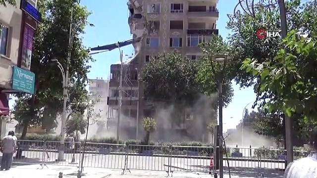 La démolition des bâtiments endommagés par le tremblement de terre se poursuit à Şanlıurfa