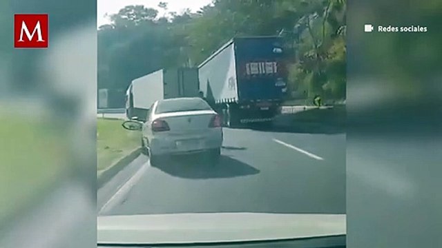 Ciclista imprudente estuvo a punto de ser prensado por dos tráileres en la carretera
