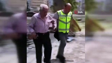 Yaşlı adamı sırtında taşıyan polis memuru, takdir topladı