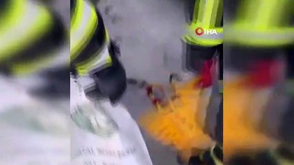 Otomobilin motor kısmına giren yılan ekipler tarafından çıkarıldı