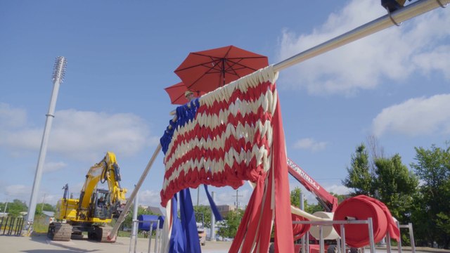 Una enorme bandera tejida con postes telefónicos como agujas se exhibe en EE.UU.