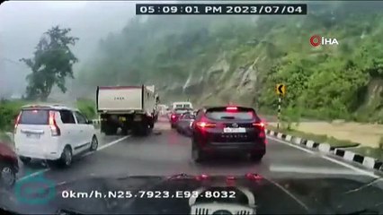 Yamaçtan düşen kayalar araçları ezdi: 2 ölü, 3 yaralı