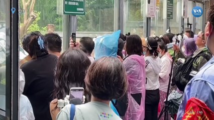 Dev pandayı doğum gününde ziyaret için yüzlerce kişi yağmurda sıra bekledi