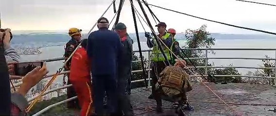 Download Video: Homem é resgatado após cair de mirante no Morro da Cruz, em Florianópolis