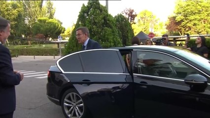 El líder de la oposición, Alberto Núñez Feijóo, llega al estudio de Atresmedia donde se desarrollará el cara a cara