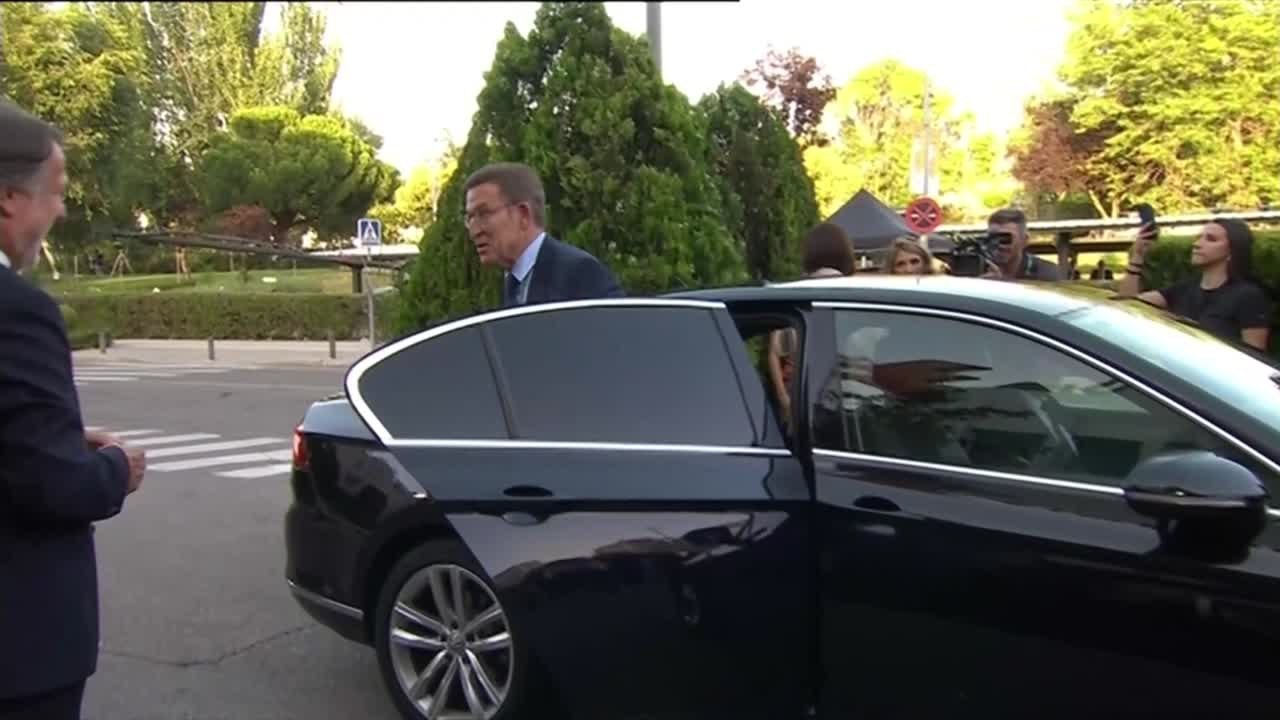 El líder de la oposición, Alberto Núñez Feijóo, llega al estudio de Atresmedia donde se desarrollará el cara a cara