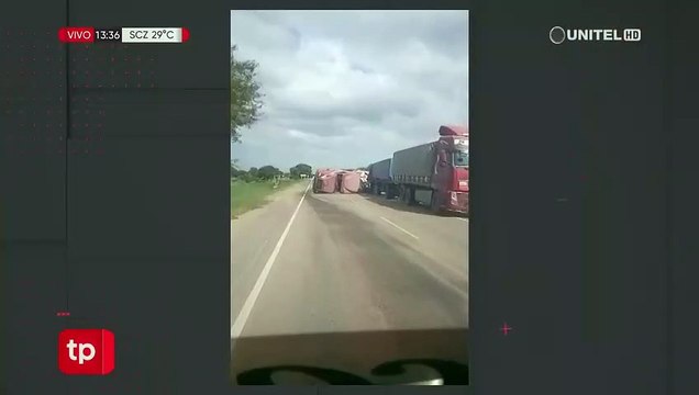 Vuelca camión con carga de maíz en la carretera Santa Cruz- Camiri