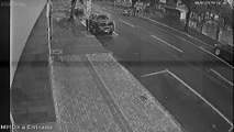 Câmera flagra queda de motociclista em pista coberta com óleo na rua São Paulo