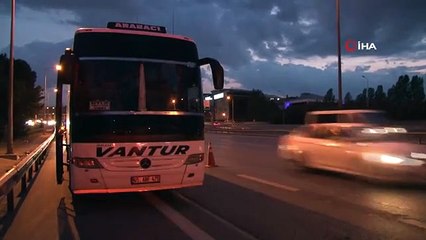 TEM Otoyolu'nda otobüsü tamir etmeye çalışan sürücü ve muavine motosiklet çarptı: 3 yaralı