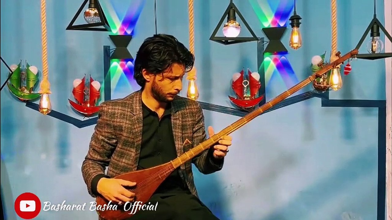 kitni chahat chupayebetha hun
