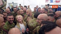 Meloni visita la base di Camp Adazi, in Lettonia. Ecco i selfie con i militari e l'applauso