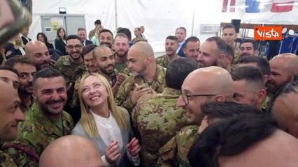 Meloni visita la base di Camp Adazi, in Lettonia. Ecco i selfie con i militari e l'applauso