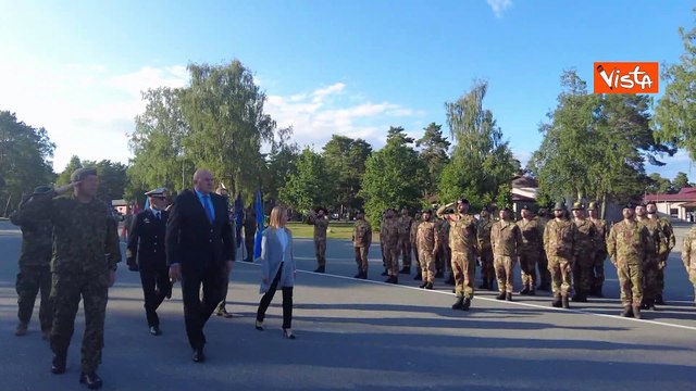 Meloni visita militari italiani al Camp Adazi e depone candela al monumento ai caduti con Crosetto