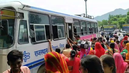 Vishnupuran Katha: बसों में भीड़, श्रद्धालु पहुंच रहे कथा के लिए पुष्कर