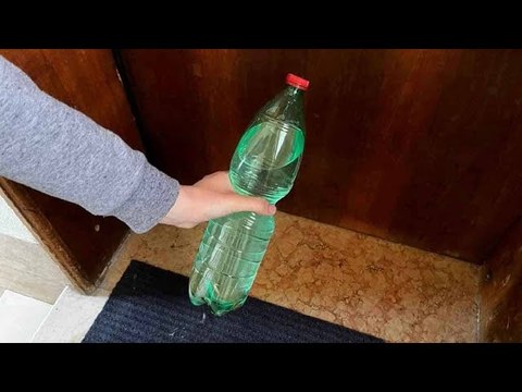 L’astuce géniale des bouteilles d’eau devant les portes et fenêtres est à connaître !