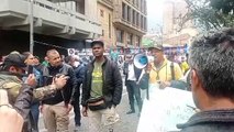 Pensionados de la Policía y las Fuerzas Militares protestan en el centro de Bogotá exigiendo el pago de la mesada 14