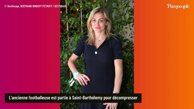 Laure Boulleau divine en bikini pour les vacances : l'ancienne joueuse porte une tenue qui provoque la colère de ses fans