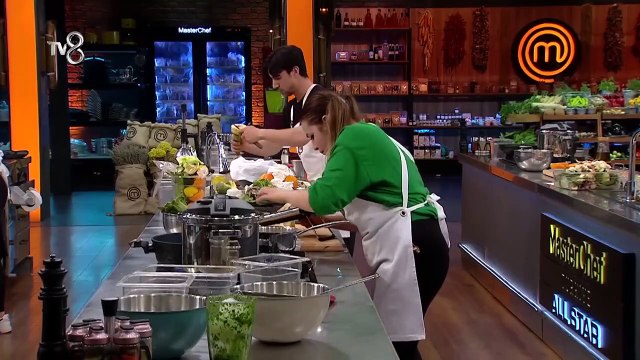 MasterChef All Star'da korkutan kaza! Parmağını kesen Fatma Nur, gözyaşlarına boğuldu