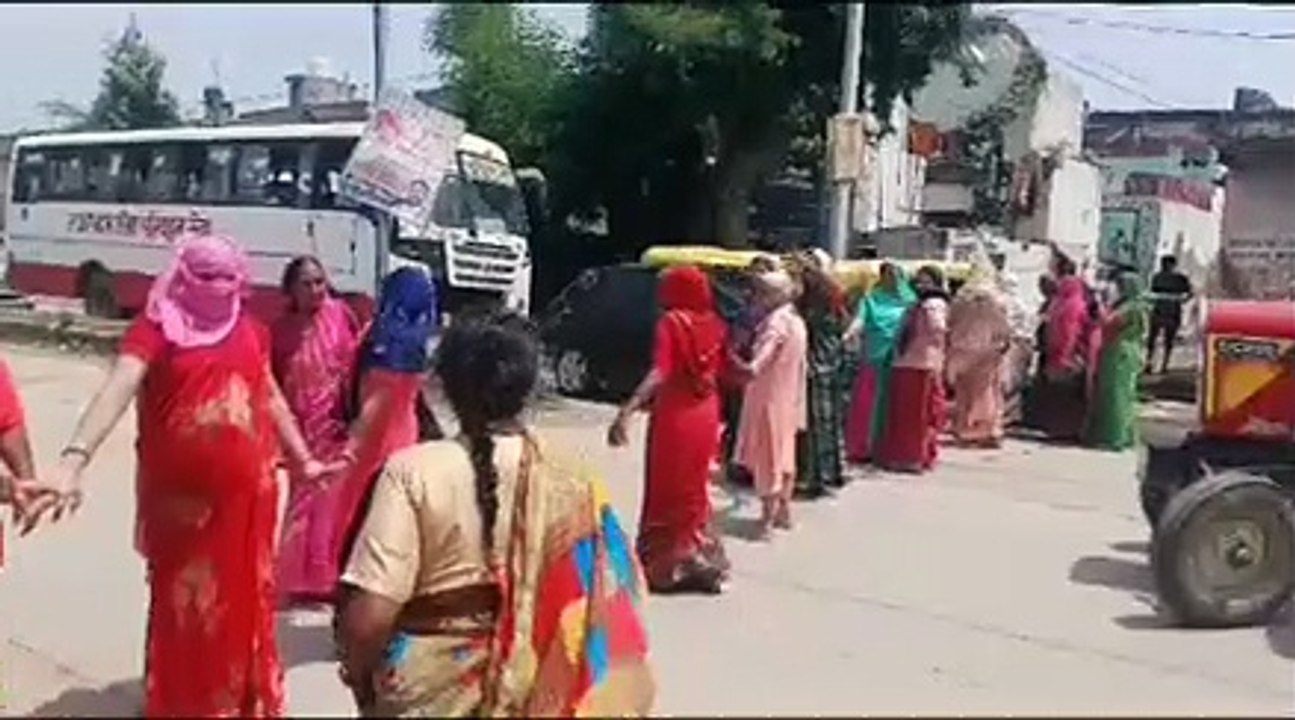ऐसा क्या हुआ जो महिलाएं सड़कों पर उतर आई,,,देखें वीडियो