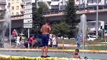 Antalya'da serinlemek isteyen çocukların tehlikeli oyunu: Süs havuzlarında yüzüyorlar