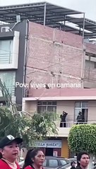 ¡No lo resistió! Sacerdote sorprende al bailar al ritmo de música selvática