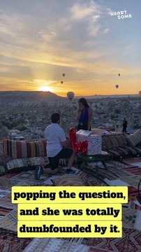 Guy surprises girlfriend with a CUTE terrace proposal during trip to Cappadocia