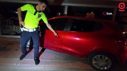 Direksiyonda sızdı, otomobiliyle dükkana daldı: O anlar kameraya yansıdı