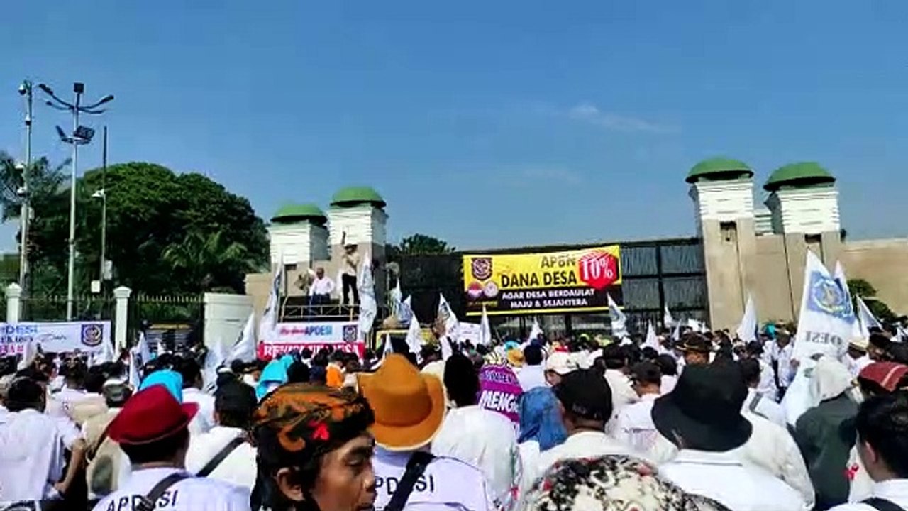 Asosiasi Pemerintah Desa Seluruh Indonesia (APDESI) Gelar Demonstrasi di Gedung DPR