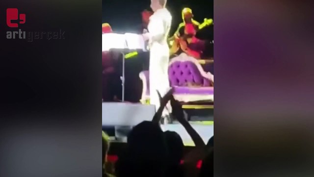 Yıldız Tilbe sahnede peruğunu çıkardı: Peruk takınca 35 oluyorum takmayınca 60